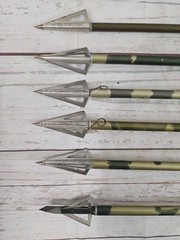 Easton Aluminum Arrows 5 XX75 + Bradheads Camo Hunter 7 Gamegetter 1918 29.5″