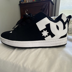 DC shoes court graffik black and white skate shoes size 10.5