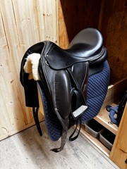 2016 Custom Saddlery Advantage R Monoflap Dressage Saddle 17.5″ NM (see details)