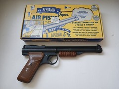 NOS VINTAGE BENJAMIN FRANKLIN MOD 137 PNEUMATIC AIR PELLET PISTOL W ORIGINAL BOX