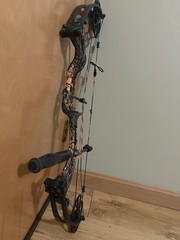 Bear Archery Compound Bow Camouflage Black 70lbs Draw Weight 26in Draw Length