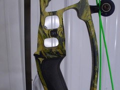 NEW Hoyt Vtm 31 Right Hand 60-70 Lbs. Drawlength Set At 29.5 camo color