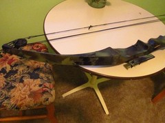 ARCHERY BUNDLE- VINTAGE BEN PEARSON PRO SERIES MARK IV COMPOUND BOW w/ 8 ARROWS