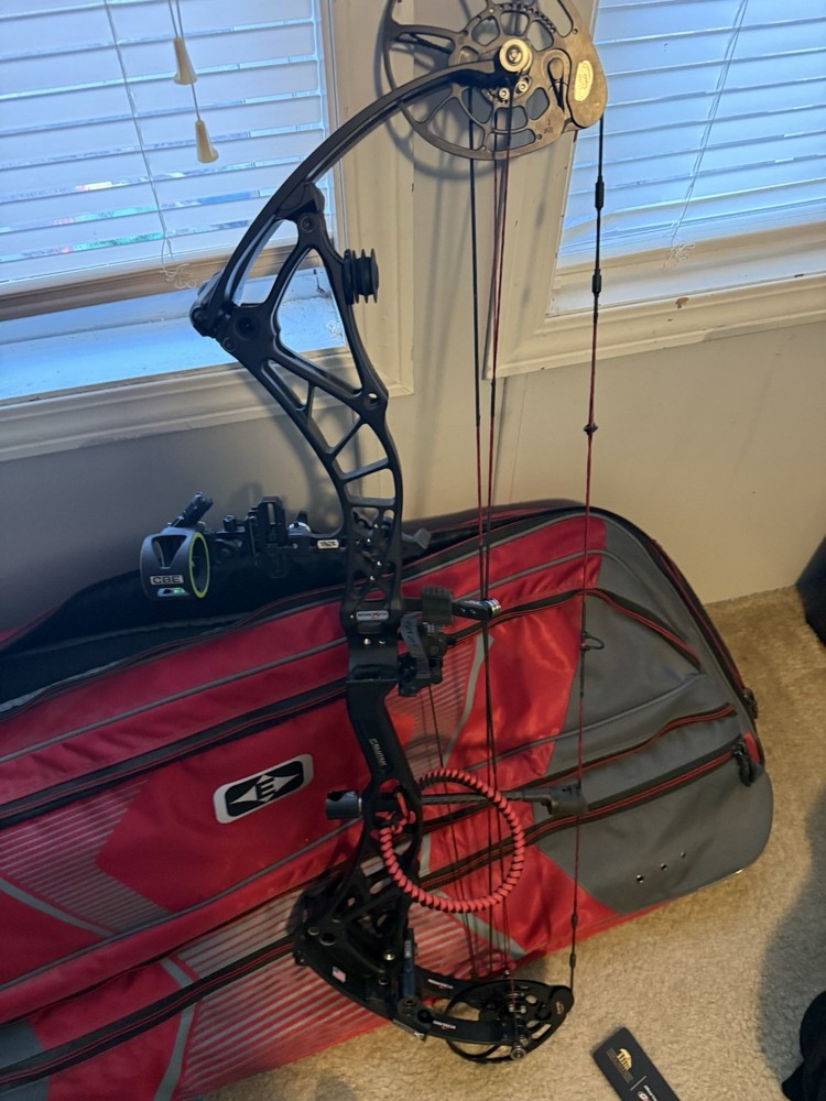 Bowtech Realm X Right Hand Black Compound Bow 70lb 29in DL 32in w/ CBE Sight
