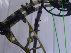 NEW Hoyt Vtm 31 Right Hand 60-70 Lbs. Drawlength Set At 29.5 camo color