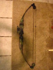 ARCHERY BUNDLE- VINTAGE BEN PEARSON PRO SERIES MARK IV COMPOUND BOW w/ 8 ARROWS