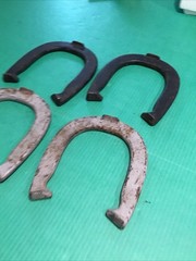 Set of 4 VTG DIAMOND DULUTH DOUBLE RINGER FORGED HORSESHOES 2-1/2 LB A & B (B)