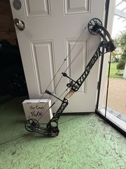 Mathews TRG Target Compound Bow RH 60lb 27in Draw 40in Black Aluminum