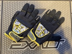 REDZ PAINTBALL GLOVES MEDIUM!!