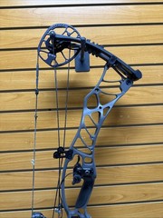 Item 4237 – Hoyt Archery Compound Bow – Helix – RH – Gray – 70# Max – 27-30” –