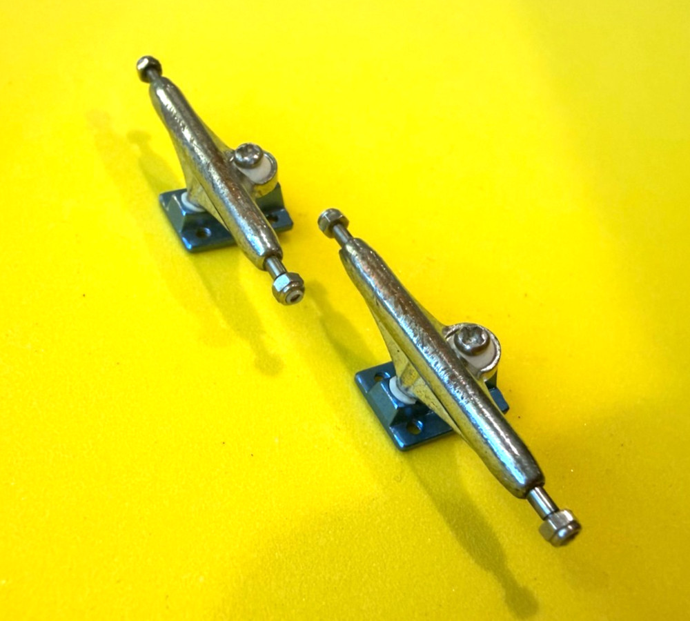 Dynamic Trucks (36mm) blue and silver, New Hardware