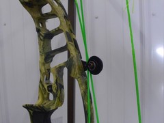 NEW Hoyt Vtm 31 Right Hand 60-70 Lbs. Drawlength Set At 29.5 camo color