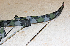 RARE VINTAGE ONEIDA SCREAMING EAGLE COMPOUND RECURVE BOW w/ QUIVER RIGHT HAND