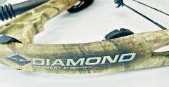 Diamond Archery Fugitive Compound Bow-RH-70 LB Draw