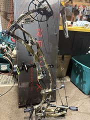 Hoyt Carbon Rx9 Ultra RH 70lb Draw 28.5” DL Up To 30” Bottomland Fully Loaded