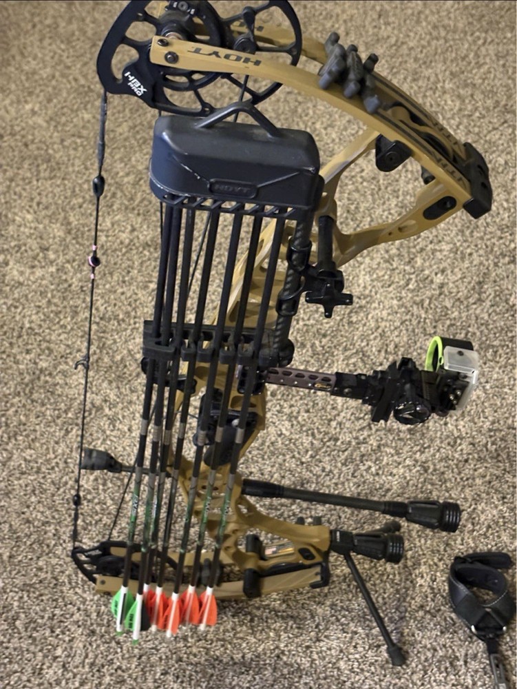 Hoyt VTM 31 Right Hand Bow 70lb bourbon color Sight Quiver Stabilizer with stand