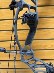 Item 4237 – Hoyt Archery Compound Bow – Helix – RH – Gray – 70# Max – 27-30” –