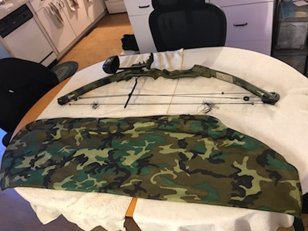 VINTAGE BEAR WHITETAIL II COMPOUND BOW 70# 30″ DRAW LENGTH WITH CAMO BAG