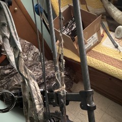 Hoyt Defiant Compound Bow 60-70lbs 28-30in RH Camo w/ Quiver, Sight
