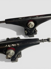 Neil Carver Gullwing Charger 50° 10″ Axle black/Longboard Trucks (Set of 2)
