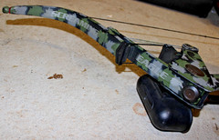 RARE VINTAGE ONEIDA SCREAMING EAGLE COMPOUND RECURVE BOW w/ QUIVER RIGHT HAND