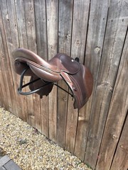 Premium 16.5” Leather Jump Saddle – FF M – Dover Hardware + Rack