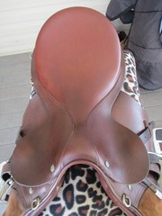 18» MEDIUM CROSBY A/P ENGLISH SADDLE w NEW LEATHERS &BREAKAWAY IRONS,