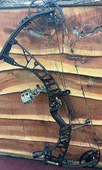 Hoyt Ventum 33 Bow 60-70lbs 29.5-31″ D/L RH Fully Set Up Black Great Condition