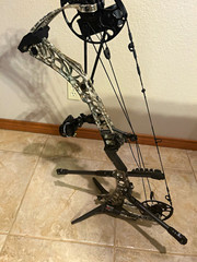 Mathews V3 31 RH Compound Bow 70lb 28in Draw Camo/Black w/ Sight