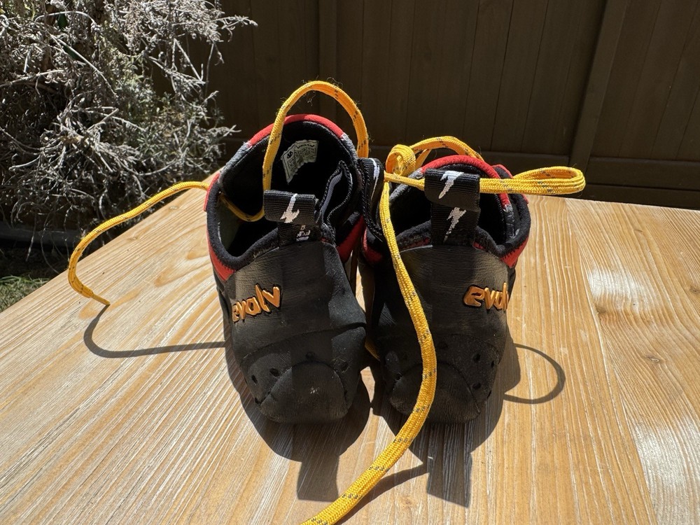 Evolv Demorto Climbing Shoes Size EU 42.5 US 9.5 Black Red Yellow Lace Up