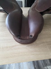 Premium 16.5” Leather Jump Saddle – FF M – Dover Hardware + Rack