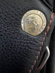 Sommer Esprit Dressage 17.5″ Black w Chestnut Stitch & Cantle Accent Wool Flock