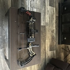 Bear Archery Vast (RTH) Compound Bow Camo with Arrows, Quiver, and Sight