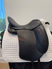 Sommer Esprit Dressage 17.5″ Black w Chestnut Stitch & Cantle Accent Wool Flock