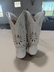 Dingo Women’s White Western Boots Size 8 Decorative Cutout Design