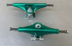 (Set of 2) Venture Skateboard Truck VHL in Anodized Green – 5.6″