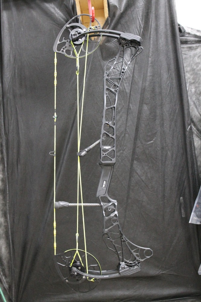 Mathews Lift 29.5 – Black – 55# – 25″ – Flo Yellow Strings – 3/16″ Total Peep