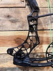 MATHEWS Phase 4 29 RH 70lbs GAS Strings Compound Bow