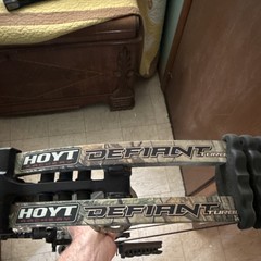 Hoyt Defiant Compound Bow 60-70lbs 28-30in RH Camo w/ Quiver, Sight