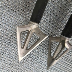 Easton C2 Epic 300 9.1 GPI 30.5 in Arrows 4pc & 100 Grain Fixed-Blade Broadheads
