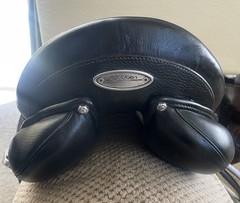 17.5 Stubben Genesis Deluxe Dressage Saddle