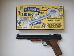 NOS VINTAGE BENJAMIN FRANKLIN MOD 137 PNEUMATIC AIR PELLET PISTOL W ORIGINAL BOX