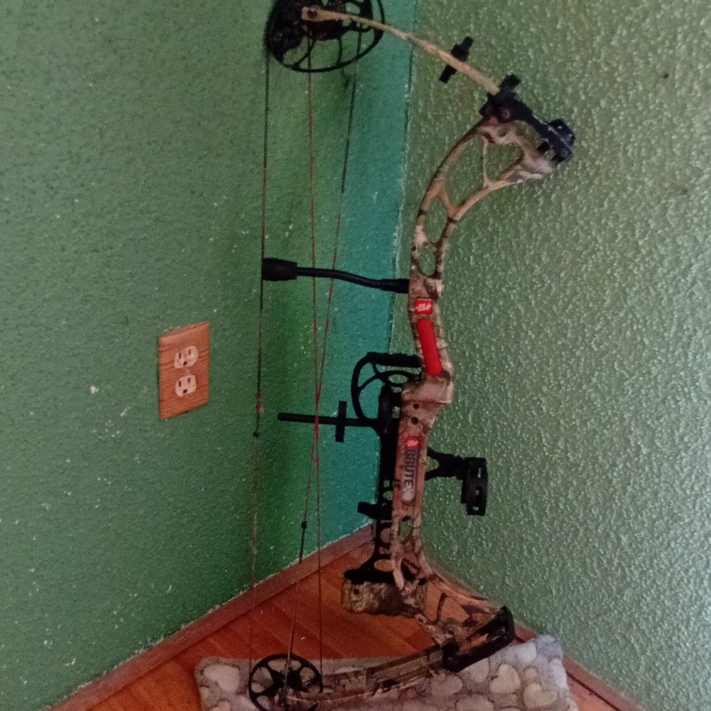 PSE Brute X Right-Hand Compound Bow 70lb 30in Draw Bow Hunting Camo