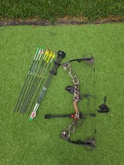 Elite Energy 32 Camo Right Hand Compound Bow 70# Draw Weight & Accessories