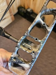 Mathews Triax RH Compound Bow 70/29.5 Lost Camo XD New Threadz Strings