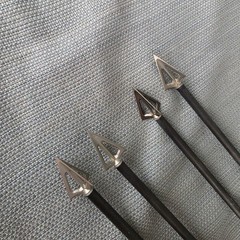 Easton C2 Epic 300 9.1 GPI 30.5 in Arrows 4pc & 100 Grain Fixed-Blade Broadheads