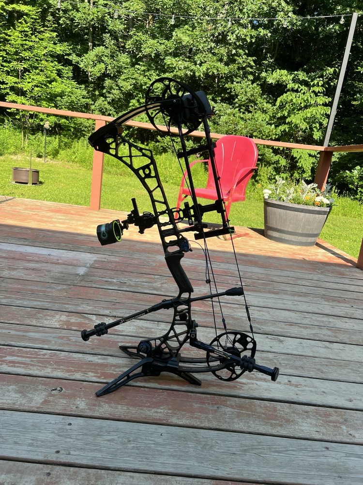 Mathews VXR 28 Right Handed 60-70 lbs 28” draw length (Loaded)