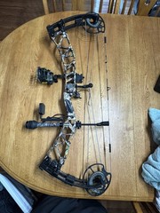 Elite EnVision RH Compound Bow Camo/Black 60lbs, right hand set at 27.5 inch dL