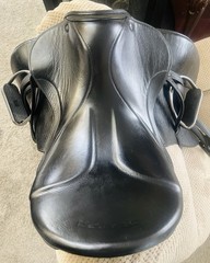 17.5 Stubben Genesis Deluxe Dressage Saddle
