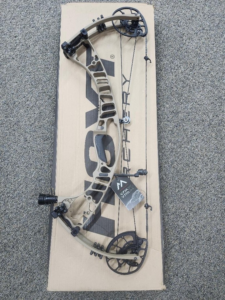 Hoyt VTM 34 HBX Pro Right Hand Buckskin 70 lbs 29 Inch draw New in the box !!!!